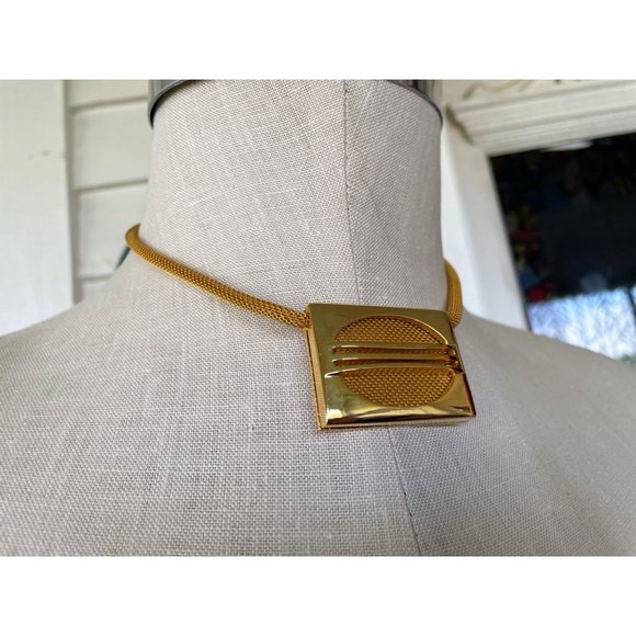 Vintage 1970s Square Pendant Mesh Choker Necklace Goldtone - Picture 5 of 14